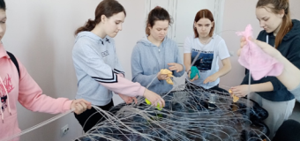 23.03.2021 учащиеся 9Г класса с радостью согласились помочь родной школе, организовав акцию «Моя уютная школа»
