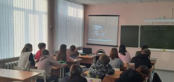 В рамках акции “Блокадный хлеб” прошёл классный час в 8 “Б” классе “Блокадный Ленинград”